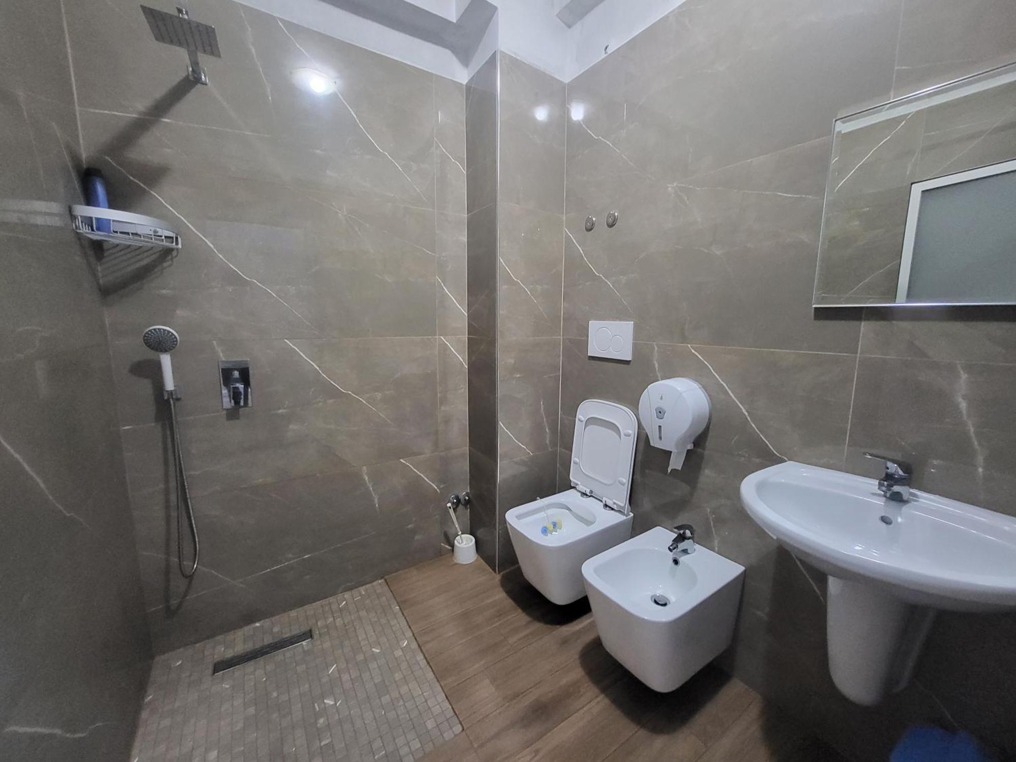 Hotel Europa Lezhe Bagian luar foto
