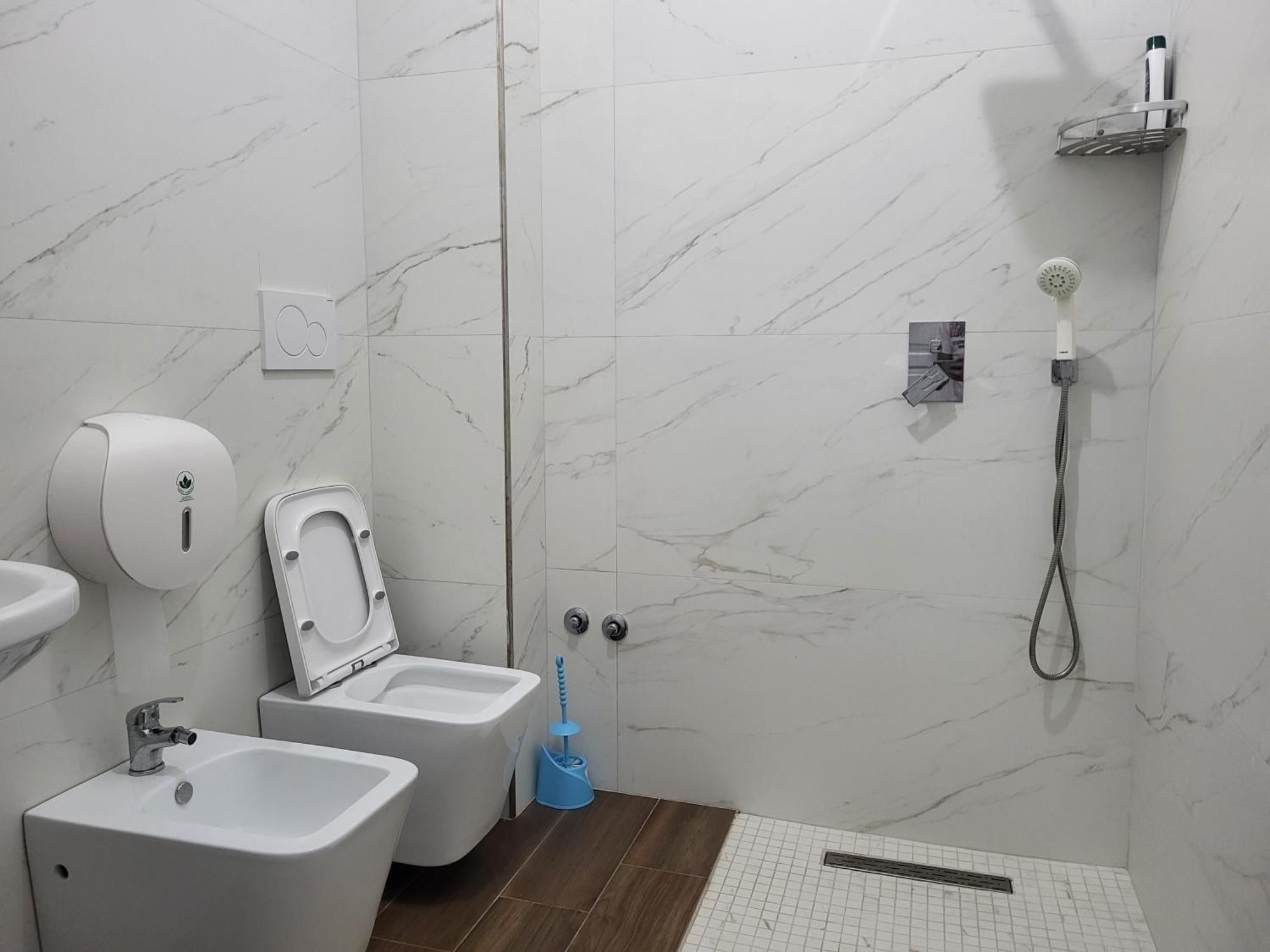 Hotel Europa Lezhe Bagian luar foto