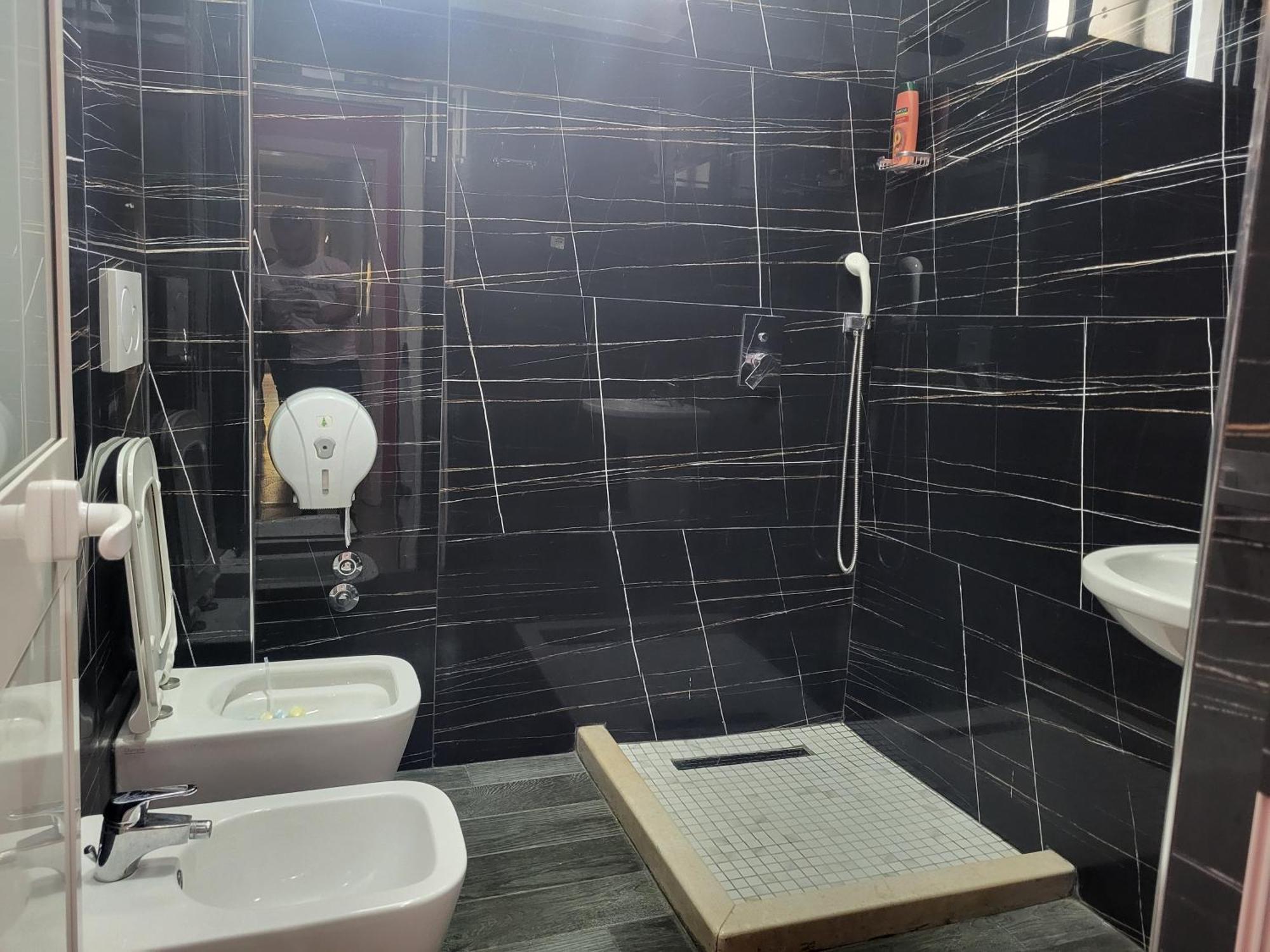 Hotel Europa Lezhe Bagian luar foto