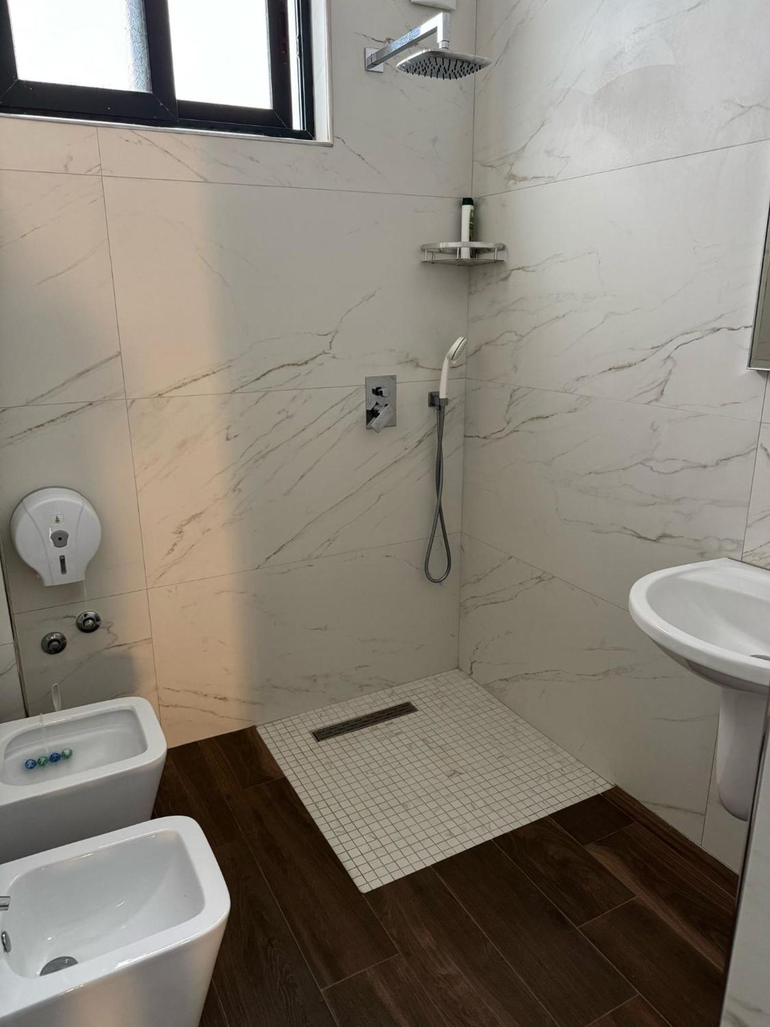 Hotel Europa Lezhe Bagian luar foto