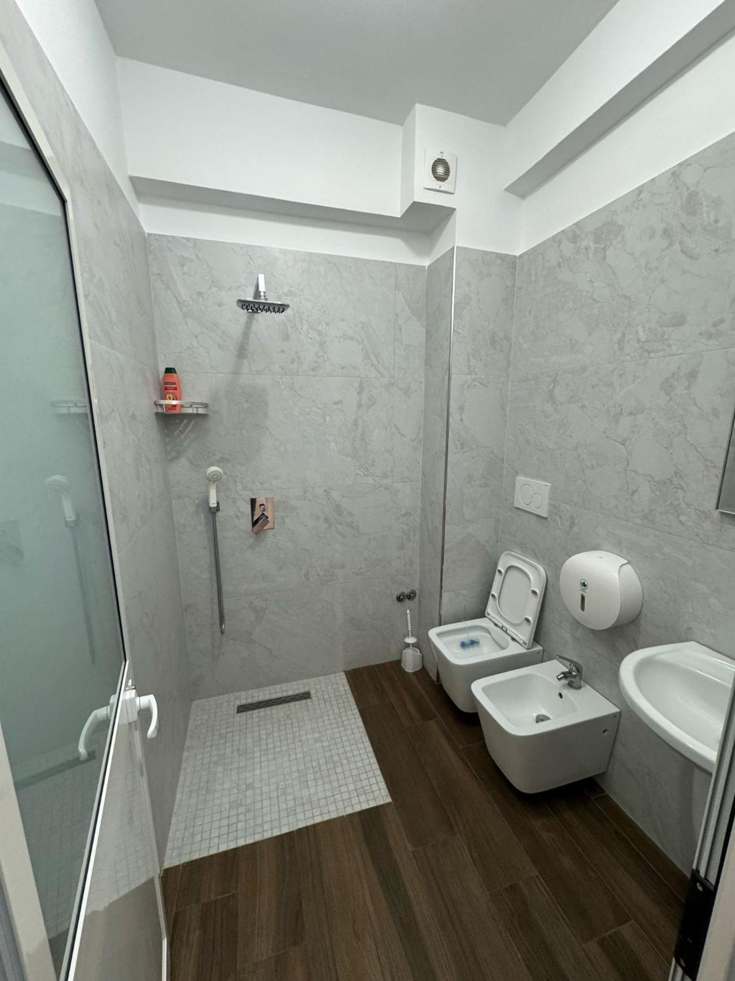 Hotel Europa Lezhe Bagian luar foto