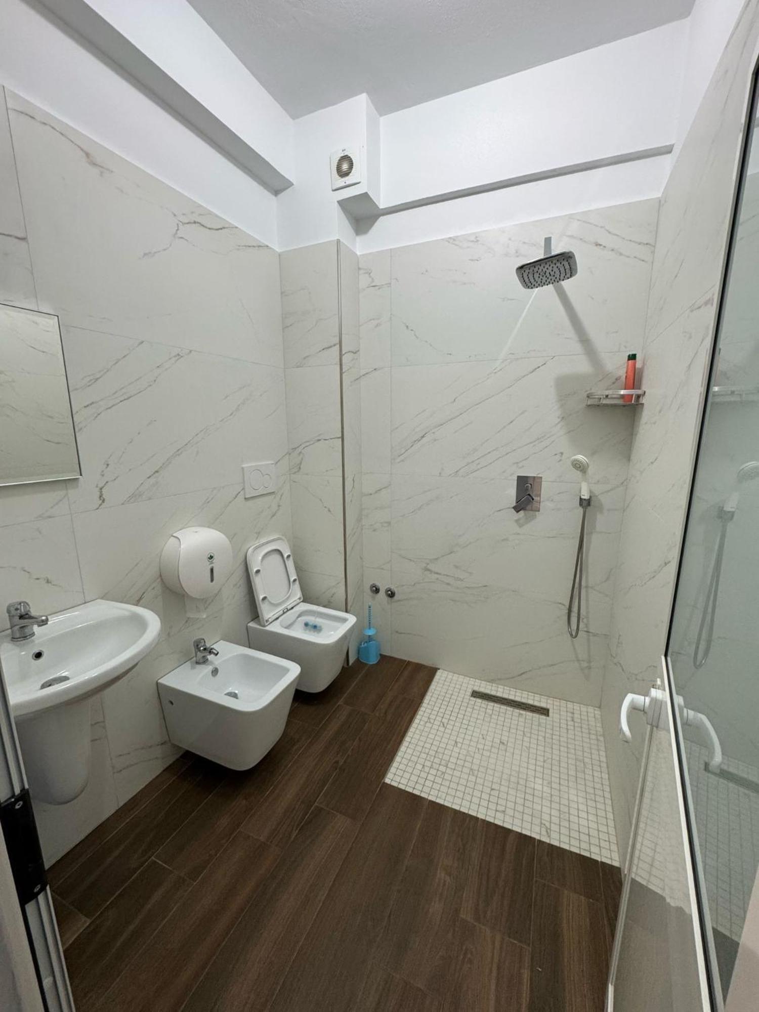Hotel Europa Lezhe Bagian luar foto